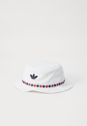 Sombrero blanco de algodón con un logo bordado en azul marino. Presenta una banda estampada en rojo, azul marino y azul claro alrededor del ala.