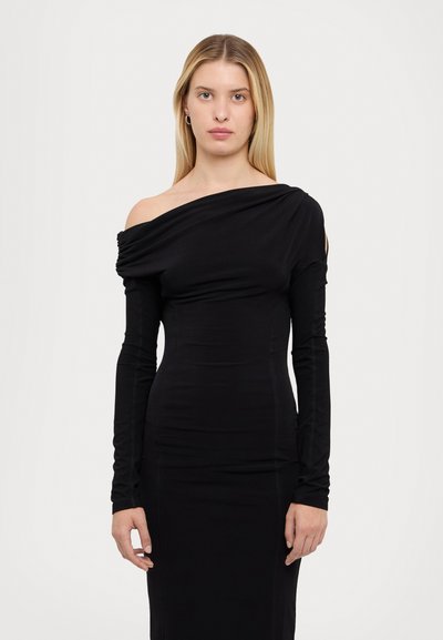 Rochie neagră cu umerii goi, mâneci lungi, siluetă ajustată, material moale, design fără cusături și stil minimalistic fără accentuări sau modele vizibile.