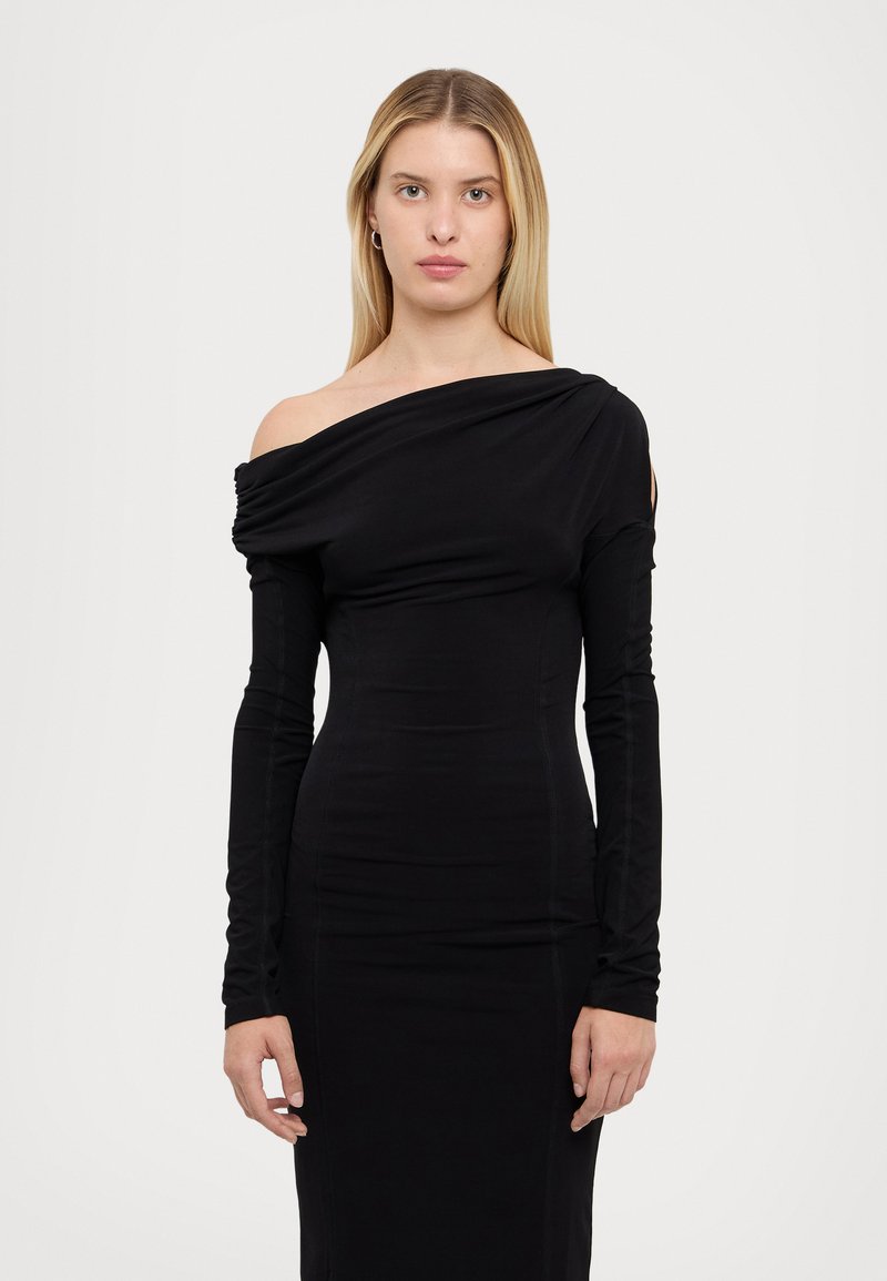 Czarna sukienka typu off-the-shoulder, z długimi rękawami, dopasowana sylwetka, miękki materiał, bezszwowy design i minimalistyczny styl bez widocznych akcentów czy wzorów.
