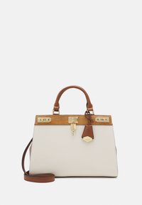 Sac à main blanc avec une bordure et des poignées en cuir camel. Il présente des accessoires dorés et un porte-clés en forme de clé. Comprend une bandoulière marron amovible.