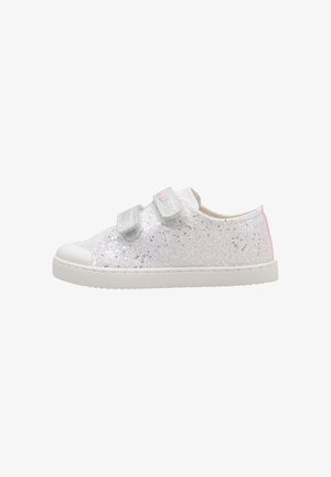 Zapatilla blanca para niños con superficie brillante, doble cierre de velcro, suela de goma y detalle rosa en la lengüeta del talón.