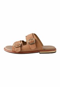 Sandalo scivolato in suede marrone con due ampie cinghie e fibbie rotonde. Presenta una suola piatta in pelle con un piccolo dettaglio dorato sul bordo.