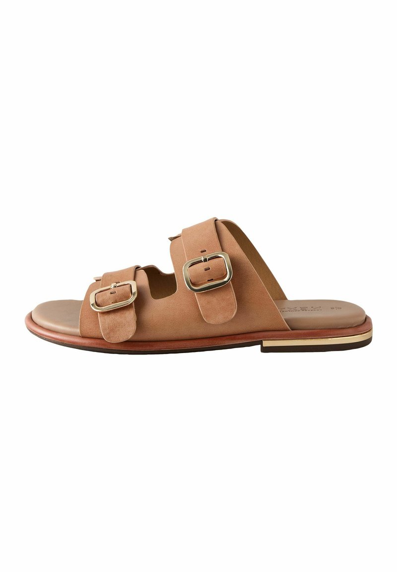 Sandalo scivolato in suede marrone con due ampie cinghie e fibbie rotonde. Presenta una suola piatta in pelle con un piccolo dettaglio dorato sul bordo.