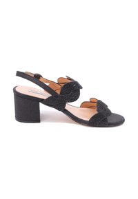 Sandali neri con tacco alto, dal finish testurizzato, caratterizzati da un accento decorativo a forma di fiocco e una tracolla regolabile.
