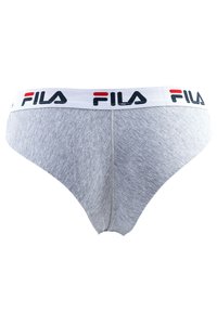 Grijze katoenen slips met een witte tailleband waarop het FILA-logo in zwart en rood is afgebeeld, met een gladde textuur en een klassieke ondergoedvorm.