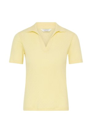 Gaiši dzeltena īsroku polo kreklā ar atvērtu V-veida apkakli, izgatavota no mīkstas adītas auduma, attēlota uz baltas fona.