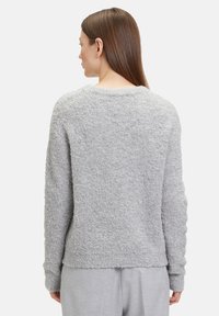 Grauer, strukturierter Pullover mit rundem Ausschnitt, langen Ärmeln und einer weichen, flauschigen Oberfläche. Keine sichtbaren Metallteile oder Muster.