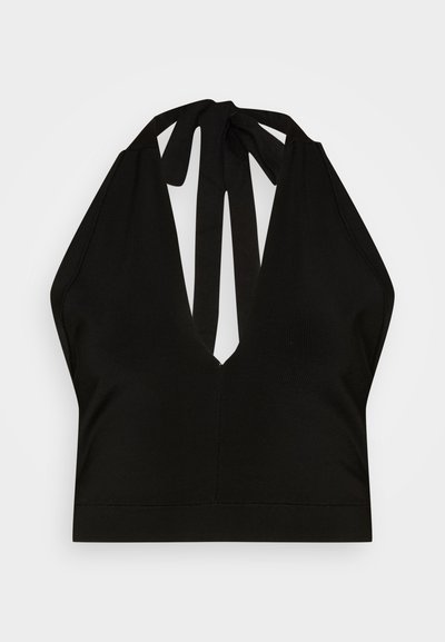 Top cropped preto com alças halter, feito de tecido canelado. Apresenta um decote em V profundo e tiras amarradas nas costas, com uma silhueta ajustada.