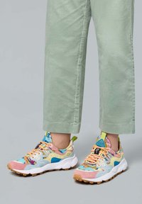 Sneaker colorati in materiali misti, con un design a fantasie che presenta tonalità di rosa, blu e verde, e una suola bianca con scanalature texture.