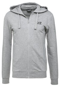 Sudadera con cremallera de color gris, fabricada en una tela suave, que cuenta con capucha con cordón, puños y dobladillo acanalados, y un pequeño logo en el lado izquierdo del pecho.