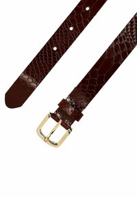Bruine leren riem met een krokodillenpatroon, voorzien van een gouden metalen gesp, verstelbaar met meerdere gaatjes, een gladde textuur en taps toelopende uiteinden.