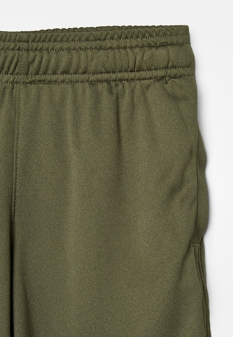 Pantalons de survêtement vert olive avec une taille élastique, tissu texturé et poches latérales, présentant une coupe décontractée et un design à coupe droite.