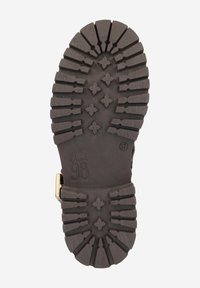 Semelle de chaussure en caoutchouc noir mat avec un motif de semelle rugueuse, présentant des formes de diamant surélevées et des rainures pour une meilleure adhérence, marquée "A.S. 98" et taille 37.