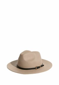 Béžový plstený klobúk so širokou krempou a tenkou čiernou koženou páskou so zlatým okrúhlym kovovým doplnkom. Hladká textúra so štruktúrovanou korunou.