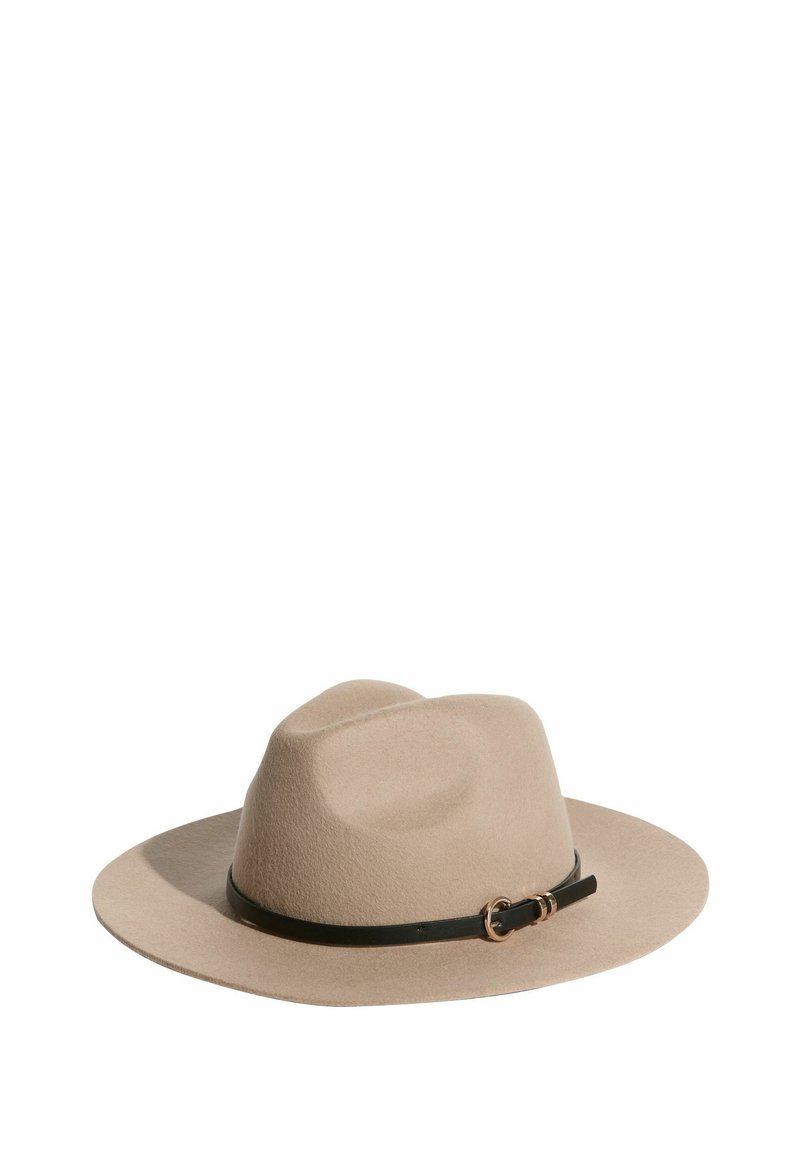 Béžový plstený klobúk so širokou krempou a tenkou čiernou koženou páskou so zlatým okrúhlym kovovým doplnkom. Hladká textúra so štruktúrovanou korunou.