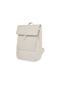 Světle béžový batoh z textilu, který má klopu, přední kapsu a nastavitelné popruhy. Minimalistický design s elegantním tvarem.