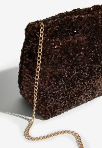 Clutch rettangolare in paillettes marroni con tracolla in oro. Texture lucida con dettagli intricati di paillettes. Design compatto per gli essenziali.
