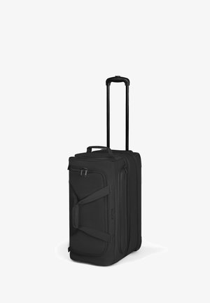 Zwarte soft-sided wheeled duffel bag met uitgeklapte telescopische handgreep, voor- en zijvak met rits, en draaghandvaten.