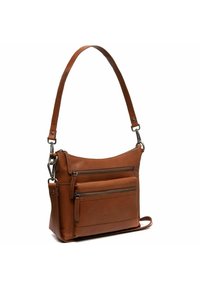 Borsa a spalla in pelle marrone con una sola tracolla, dotata di due tasche anteriori con cerniera e minimalismi hardware per un design elegante.