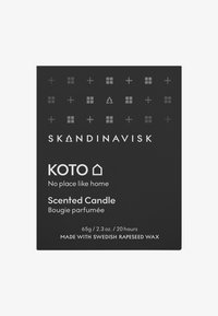 Svart förpackning för ett doftljus med vit text. Funktioner inkluderar en minimalistisk design, geometriska mönster och en hem-relaterad logotyp.