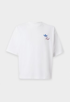 Biele tričko s krátkym rukávom s modrým logom Adidas a dvoma ružovými polovica donutov s posypom blízko hrudníka na ľavej strane.