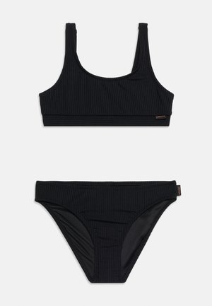 Čierne rebrované dvojdielne plavky s topom s okrúhlym výstrihom a bikinovými nohavičkami, položené na svetlom pozadí.