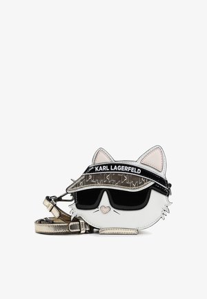 Witte leren schoudertas in de vorm van een kat, met zwarte zonnebril, een zonneklep met "KARL LAGERFELD" en roze accenten op de oren en neus.