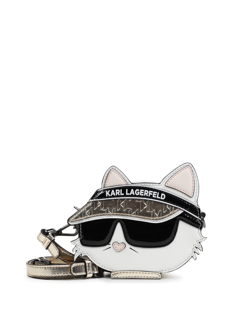 Sac en bandoulière blanc en cuir en forme de chat, avec des lunettes de soleil noires, une visière portant "KARL LAGERFELD," et des accents roses sur les oreilles et le nez.