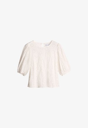 Hvit bluse med korte ermer, puffede ermer og blomstret hullbroderi, rund hals og nøkkelhullknapping bak.