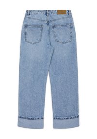 Jeans in denim azzurro chiaro con design a gamba dritta, dotati di due tasche posteriori e orli arrotolati, che mostrano una texture liscia.