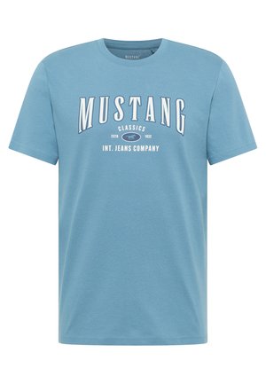 Hellblaues Baumwoll-T-Shirt mit kurzen Ärmeln und Rundhalsausschnitt, mit großen weißen Aufdruck "MUSTANG CLASSICS" und einem Logo.