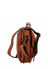 Braune Ledertasche mit strukturiertem Finish, ausgestattet mit einem Oberhandgriff, verstellbarem Schultergurt und zwei Reißverschlusstaschen.