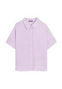 Koszula z krótkim rękawem w jasnym lawendowym kolorze, z kołnierzykiem w szpic, zapięciem na guziki z przodu oraz gładkim, lekkim materiałem.
