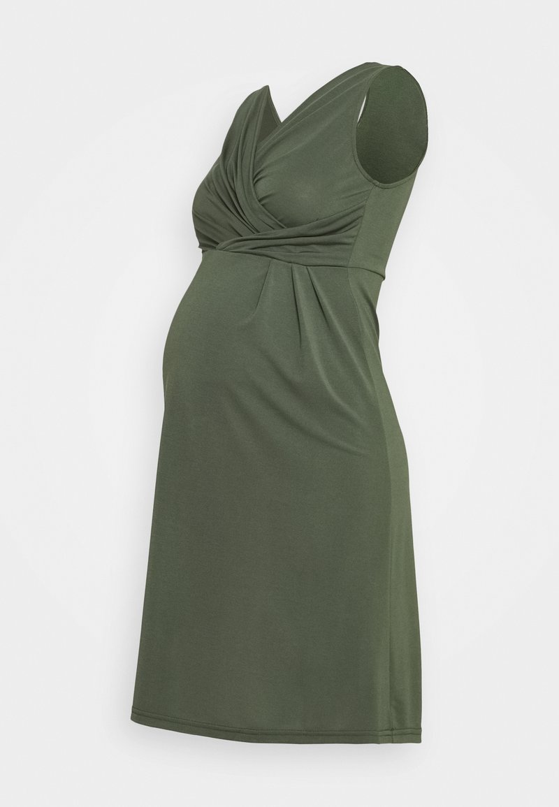 Robe de maternité sans manches vert olive avec corsage froncé croisé et ourlet longueur genou sur fond clair uni.