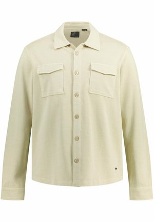 Chemise boutonnée beige clair avec un col, deux poches poitrine et des boutons en bois. Présente des manches longues et un ourlet droit.
