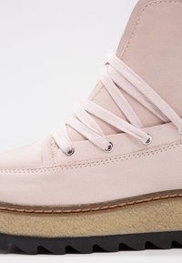Marcel Ostertag x Tamaris Kotníkové boty na platformě - light pink