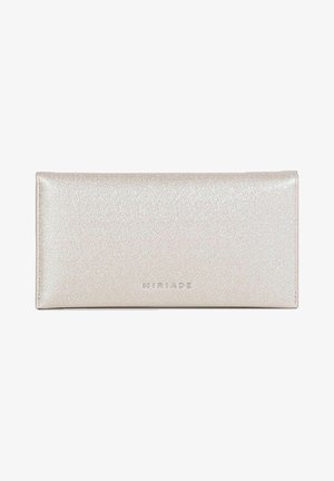 Billetera metálica plateada con textura suave, forma rectangular, nombre de la marca en relieve y diseño minimalista.