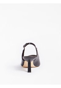 Sandalo con tacco alto in pelle nera dal design elegante, con cinturino alla caviglia e superficie testurizzata, caratterizzato da una punta affusolata e un tacco sottile.