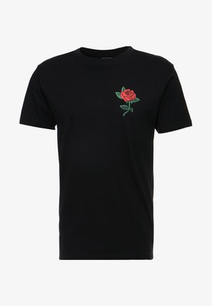 Zwarte katoenen t-shirt met een rode rozenborduursel op de linkerkant van de borst, met groene bladeren en een klassiek ronde hals ontwerp.