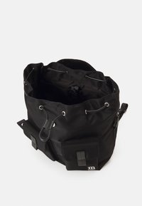 Borsa in tessuto nero con chiusura a cordoncino, dotata di due tasche frontali e un design elegante. Il materiale è durevole e presenta una trama liscia.