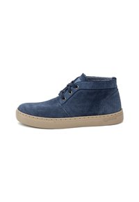 Botas de tobillo de ante azul marino con punta redondeada, detalles de costura, dos ojales para los cordones y una suela de goma de color marrón claro.