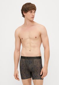 Tumši zaļi bokseršorti ar smalku rakstu, kuriem ir plaša melna josta ar iegravētu "BJÖRN BORG". Elastīgs, pieguļošs materiāls.