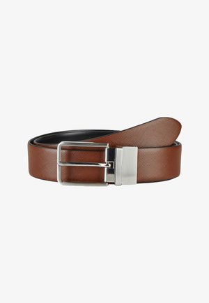 Brauner strukturierter Ledergürtel mit silberner Metallschnalle, aufgerollt auf weißem Hintergrund.