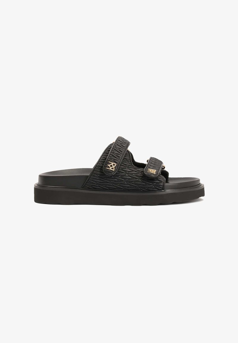 Sandale noire à glissière avec une sangle texturée à motif de diamants, fermetures Velcro réglables doubles et une semelle épaisse et rembourrée.