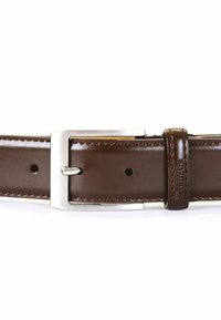 Bruine leren riem met een glanzende zilveren metalen gesp, voorzien van stikdetails en meerdere verstelgaten langs de band.