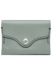 Portefeuille en cuir vert avec un rabat courbé, fermeture à pression en argent et couture contrastée. Forme rectangulaire compacte. Texture lisse.