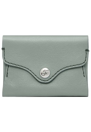 Portefeuille en cuir vert avec un rabat courbé, fermeture à pression en argent et couture contrastée. Forme rectangulaire compacte. Texture lisse.