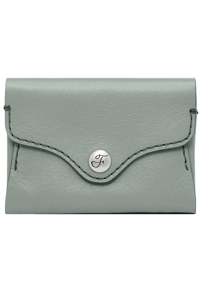 Portefeuille en cuir vert avec un rabat courbé, fermeture à pression en argent et couture contrastée. Forme rectangulaire compacte. Texture lisse.