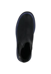 Botín de cuero negro hasta el tobillo con una suela azul, que presenta paneles laterales elásticos y un diseño de punta redondeada y suave. Forro interior texturizado.