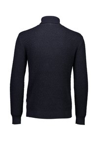 Maglione pullover navy con un motivo a rombi testurizzato, colletto alto e polsini e orlo a coste. Solo vista posteriore.